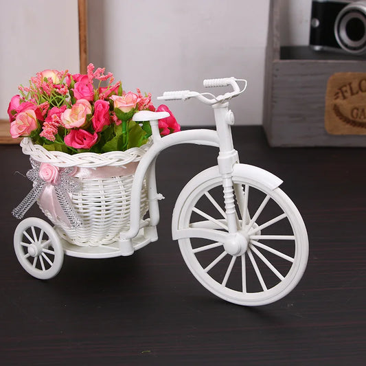 Encantadora cesta de flores en forma de triciclo: caprichosa decoración para fiesta de boda en azul